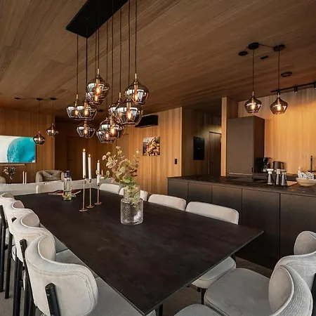 Secluded - Stunning Views!